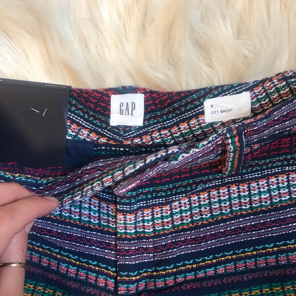 GAP Mid Rise City Short - Picture 2 of 5